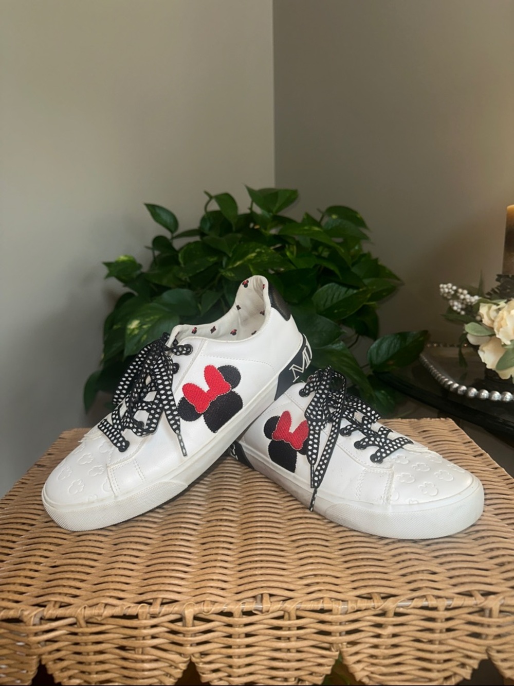 Disney White Sneakers with Black Trim and Red Bow Minnie Mouse Motif size 8